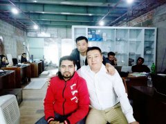 黃總在外國與客戶合照
